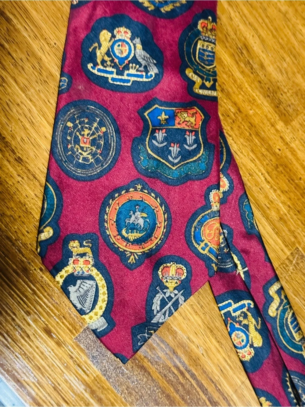 Men's Crest Motif Silk Tie in Burgundy